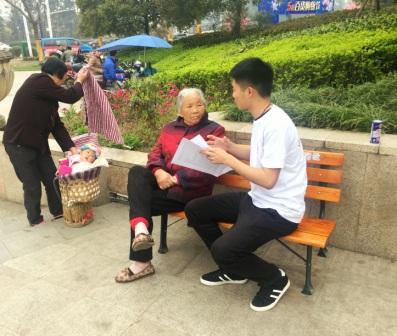 志愿者耐心讲读.JPG